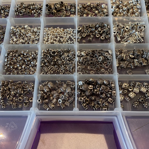 Beads! Beads! Beads! Over 2000 Beads and Box! - Picture 5 of 5